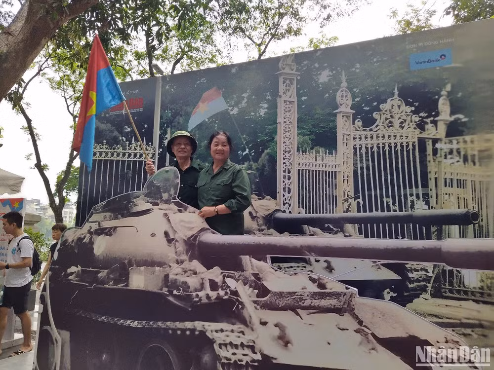 Vợ chồng cô chú Dương Văn Sáng-Nguyễn Thị Hiền chụp ảnh lưu niệm tại triển lãm. (Ảnh: KIM CƯƠNG) Vợ chồng cô chú Dương Văn Sáng-Nguyễn Thị Hiền chụp ảnh lưu niệm tại triển lãm. (Ảnh: KIM CƯƠNG)