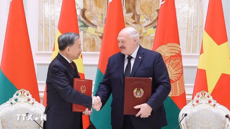 Tổng Bí thư Tô Lâm và Tổng thống Aleksandr Lukashenko ký Tuyên bố chung về việc thiết lập quan hệ Đối tác chiến lược Việt Nam-Belarus. (Ảnh: Thống Nhất/TTXVN)