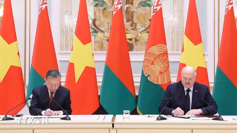 Tổng Bí thư Tô Lâm và Tổng thống Aleksandr Lukashenko ký Tuyên bố chung về việc thiết lập quan hệ Đối tác chiến lược Việt Nam-Belarus. (Ảnh: Thống Nhất/TTXVN)