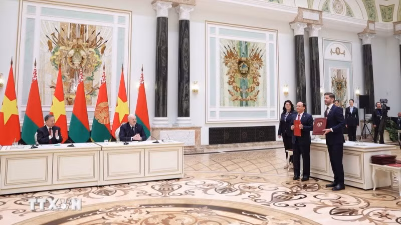 Tổng Bí thư Tô Lâm và Tổng thống Belarus Aleksandr Lukashenko chứng kiến Lễ trao Biên bản thỏa thuận hợp tác giữa Đài tiếng nói Việt Nam và Đài Phát thanh Truyền hình quốc gia Belarus. (Ảnh: Thống Nhất/TTXVN)