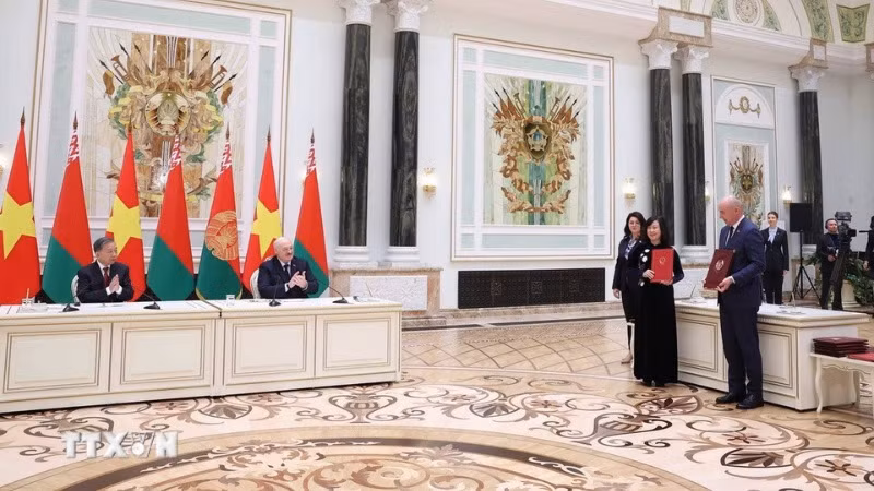 Tổng Bí thư Tô Lâm và Tổng thống Belarus Aleksandr Lukashenko chứng kiến Lễ trao Bản ghi nhớ hợp tác giữa Bộ Y tế Việt Nam và Bộ Y tế Belarus trong lĩnh vực dược phẩm. (Ảnh: Thống Nhất/TTXVN)