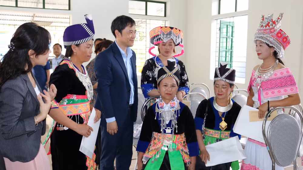 Người dân đăng kí tham gia trồng thử nghiệm tỏi Sanuki. (Ảnh: JICA)