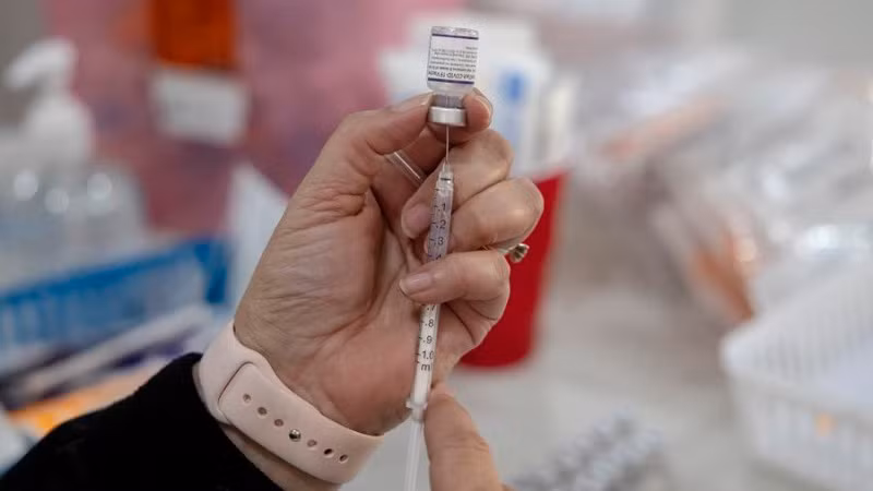 Một nhân viên y tế chuẩn bị liều vaccine Covid-19 tại điểm tiêm chủng ở San Antonio, bang Texas, Mỹ, ngày 9/1/2022. (Ảnh: Tân Hoa xã)