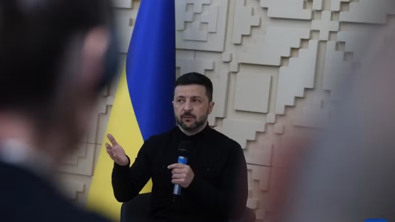 Tổng thống Ukraine Volodymyr Zelensky trong một cuộc họp báo tại sứ quán Ukraine ở Ankara, Thổ Nhĩ Kỳ ngày 15/5/25. (Ảnh: Tân Hoa xã)