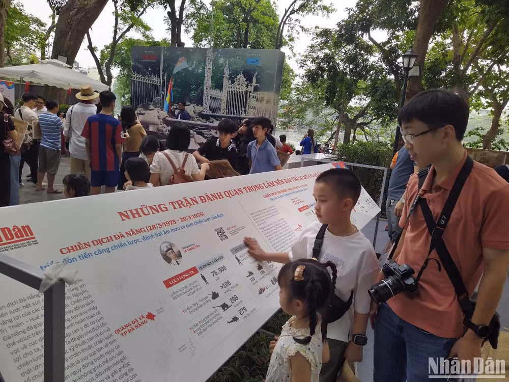 Gia đình bé Nguyễn Đặng Phúc Minh tham quan khu vực triển lãm. (Ảnh: KIM CƯƠNG) Gia đình bé Nguyễn Đặng Phúc Minh tham quan khu vực triển lãm. (Ảnh: KIM CƯƠNG)