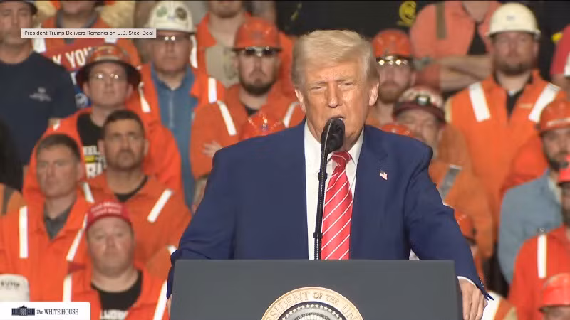 Tổng thống Donald Trump đưa ra tuyên bố trong chuyến thăm một nhà máy của US Steel. (Ảnh: The White House)