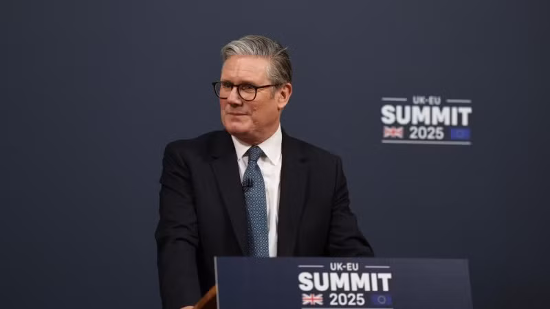 Thủ tướng Anh Keir Starmer tham dự họp báo trong khuôn khổ Hội nghị thượng đỉnh Anh-EU tại London, ngày 19/5/2025. (Ảnh: Tân Hoa xã)