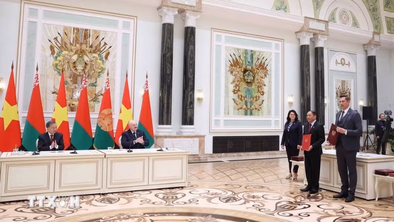 Tổng Bí thư Tô Lâm và Tổng thống Belarus Aleksandr Lukashenko chứng kiến Lễ trao Chương trình hợp tác trong lĩnh vực văn hóa giữa Bộ Văn hóa, Thể thao và Du lịch Việt Nam và Bộ Văn hóa Belarus giai đoạn 2026-2028. (Ảnh: Thống Nhất/TTXVN)