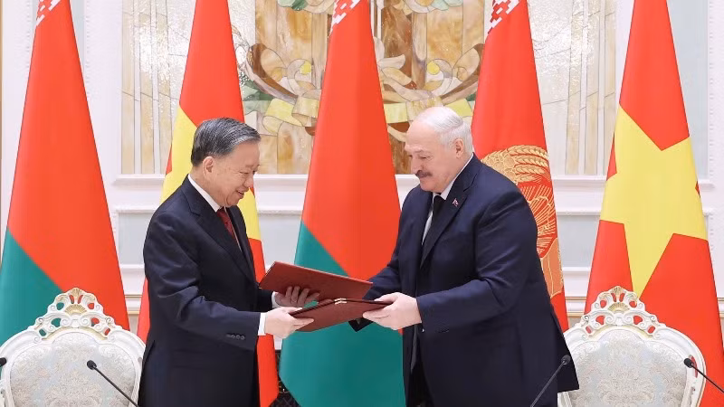 Tổng Bí thư Tô Lâm và Tổng thống Aleksandr Lukashenko ký Tuyên bố chung về việc thiết lập quan hệ Đối tác chiến lược Việt Nam-Belarus. (Ảnh: Thống Nhất/TTXVN)
