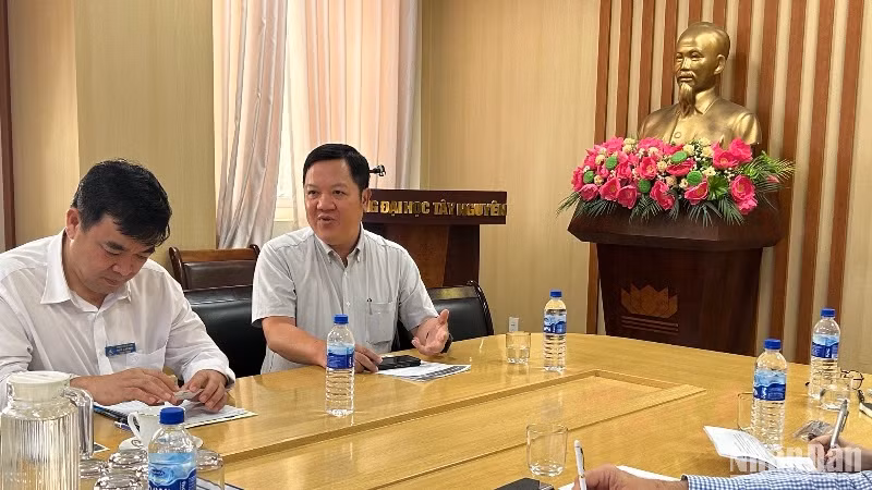 TS. Phan Việt Hà, Phó Viện trưởng WASI, chia sẻ cùng đoàn công tác Tổng lãnh sự quán Australia tại Thành phố Hồ Chí Minh về Diễn đàn đổi mới sáng tạo. (Ảnh: HẢI YẾN)