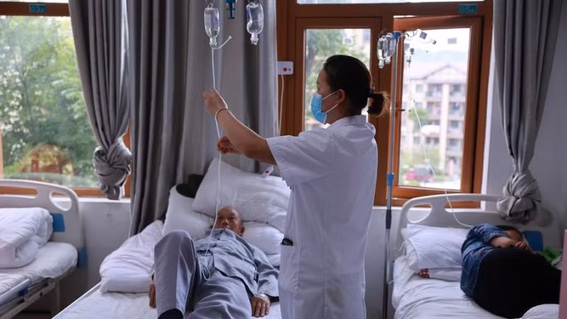Một nhân viên y tế chăm sóc bệnh nhân tại phòng khám cộng đồng ở tỉnh Quý Châu, Trung Quốc. (Ảnh: Tân Hoa xã) Một nhân viên y tế chăm sóc bệnh nhân tại phòng khám cộng đồng ở tỉnh Quý Châu, Trung Quốc. (Ảnh: Tân Hoa xã)