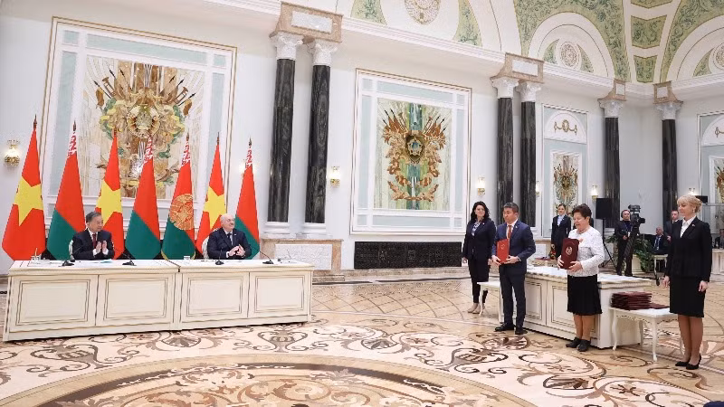 Tổng Bí thư Tô Lâm và Tổng thống Belarus Aleksandr Lukashenko chứng kiến Lễ trao Bản ghi nhớ giữa Liên hiệp các tổ chức hữu nghị Việt Nam và Hiệp hội hữu nghị và giao lưu văn hóa với nước ngoài của Belarus. (Ảnh: Thống Nhất/TTXVN)