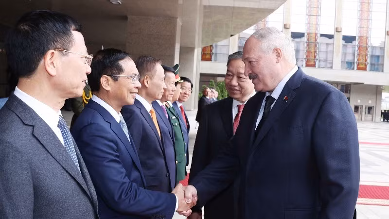 Tổng Bí thư Tô Lâm giới thiệu các thành viên đoàn Việt Nam với Tổng thống Belarus Aleksandr Lukashenko. (Ảnh: Thống Nhất/TTXVN) Tổng Bí thư Tô Lâm giới thiệu các thành viên đoàn Việt Nam với Tổng thống Belarus Aleksandr Lukashenko. (Ảnh: Thống Nhất/TTXVN)