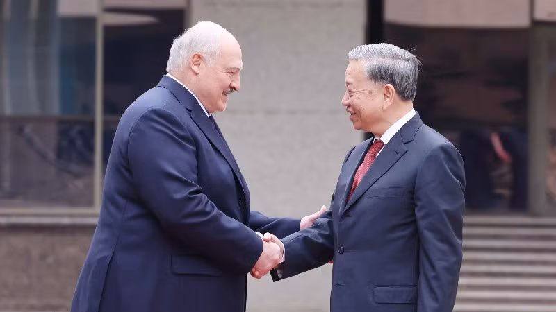 Tổng thống Belarus Aleksandr Lukashenko đón Tổng Bí thư Tô Lâm. (Ảnh: Thống Nhất/TTXVN)