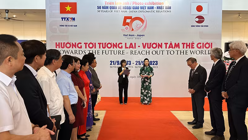 Triển lãm ảnh nhân dịp kỷ niệm 50 năm thiết lập quan hệ ngoại giao Việt Nam-Nhật Bản tại Hà Nội.