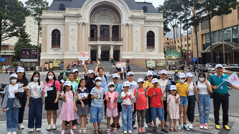 Các em thiếu nhi tham gia tour du lịch thăm Nhà hát Thành phố Hồ Chí Minh trong dịp lễ 2/9. Các em thiếu nhi tham gia tour du lịch thăm Nhà hát Thành phố Hồ Chí Minh trong dịp lễ 2/9.