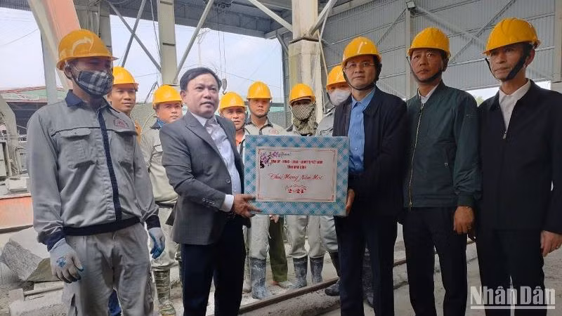 Đồng chí Bí thư Tỉnh ủy Ninh Bình Đoàn Minh Huấn và Đoàn công tác thăm, động viên, tặng quà cho cán bộ công nhân công ty Đá mỹ nghệ Xuân Phúc 236, xã Ninh Vân, huyện Hoa Lư. (Ảnh: VĂN LÚA)
