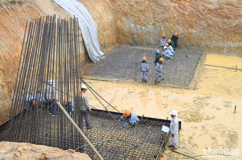Thi công móng cột tại vị trí 345 của đường dây 500kV Quảng Trạch-Quỳnh Lưu. Thi công móng cột tại vị trí 345 của đường dây 500kV Quảng Trạch-Quỳnh Lưu.