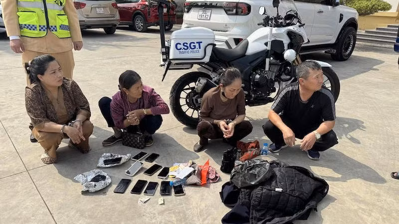 Nhóm đối tượng cùng phương tiện và tang vật tại Cơ quan Công an.