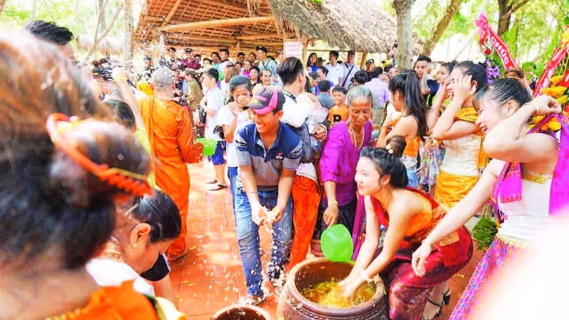 Người dân tham gia nghi thức té nước trong Tết cổ truyền Bunpimay tại Buôn Đôn.