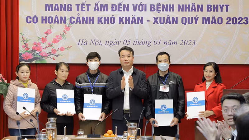 Tổng Giám đốc Bảo hiểm xã hội Việt Nam Nguyễn Thế Mạnh trao quà hỗ trợ bệnh nhân bảo hiểm y tế có hoàn cảnh khó khăn, tháng 1/2023. (Ảnh: Trần Hải)