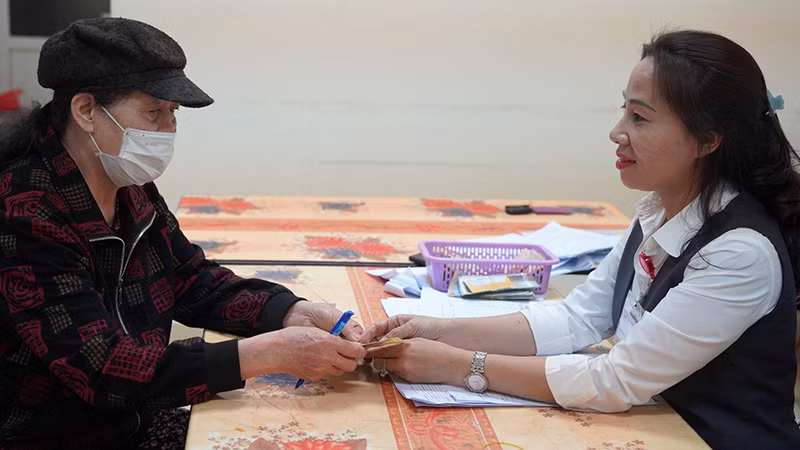 Chi trả hai tháng lương hưu, trợ cấp bảo hiểm xã hội tháng 1 và 2/2024 tại phường Ngọc Khánh, quận Ba Đình, Hà Nội. (Ảnh: Liên Hương)