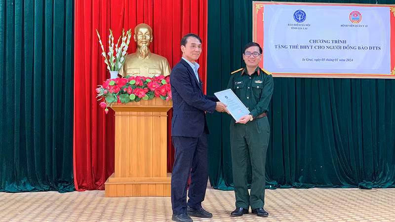 Lãnh đạo Bảo hiểm xã hội tỉnh Gia Lai trao thư cảm ơn tới đại diện Bệnh viện Quân y 175. Lãnh đạo Bảo hiểm xã hội tỉnh Gia Lai trao thư cảm ơn tới đại diện Bệnh viện Quân y 175.