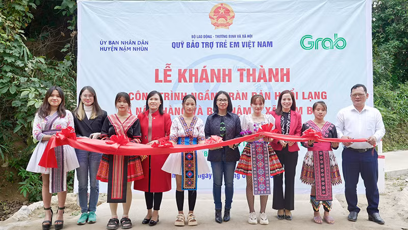 Lễ khánh thành hai cây cầu tại xã Nậm Ban, huyện Nậm Nhùn, tỉnh Lai Châu. (Ảnh: NFVC)