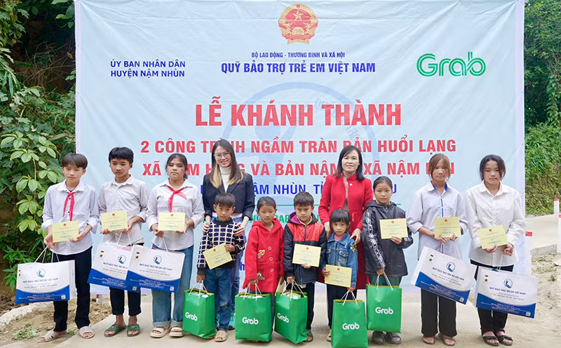 Trao quà tặng các em trong vùng dự án. (Ảnh: NFVC)