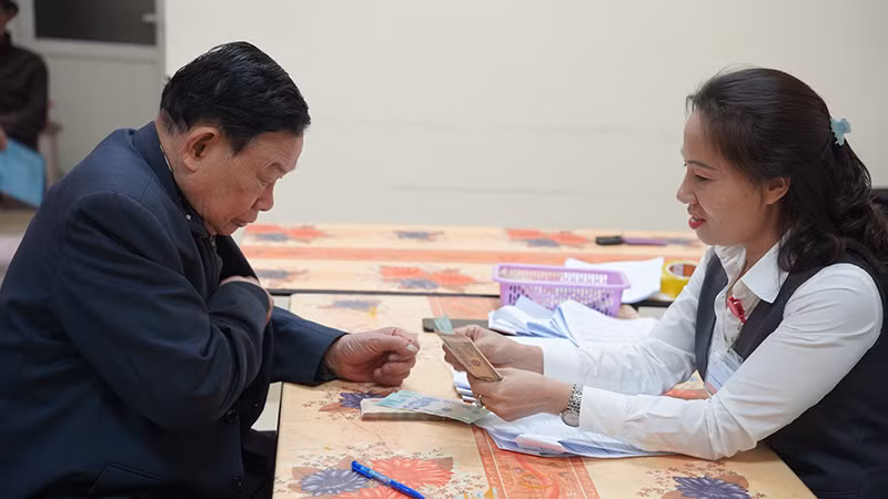 Người hưởng có thể nhận luôn 2 tháng lương hưu, trợ cấp bảo hiểm xã hội. (Ảnh: Liên Hương)