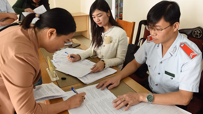 Bảo hiểm xã hội Hà Nội công bố quyết định thanh tra doanh nghiệp chậm đóng bảo hiểm xã hội, bảo hiểm y tế, bảo hiểm thất nghiệp ở địa bàn năm 2023. (Ảnh: HSS)