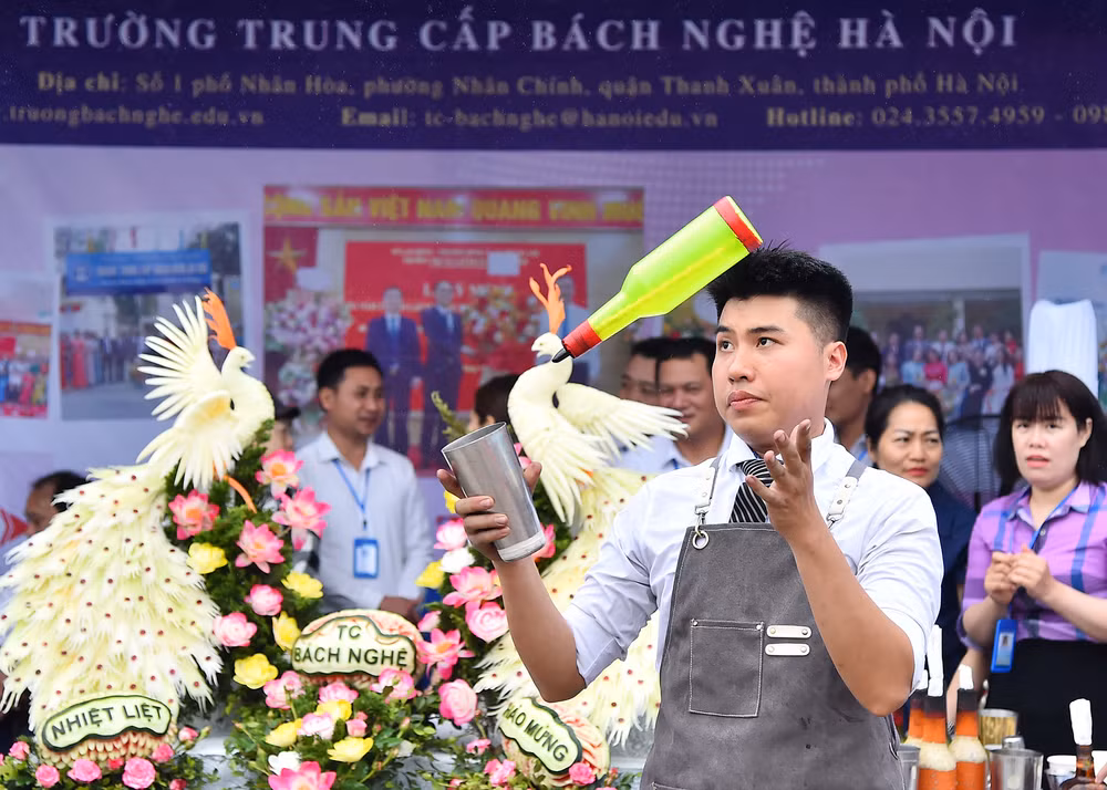 Sinh viên giáo dục nghề nghiệp trình diễn tại Ngày hội gắn kết giáo dục nghề nghiệp Thủ đô với thị trường lao động năm 2023. (Ảnh: Thủy Nguyên)