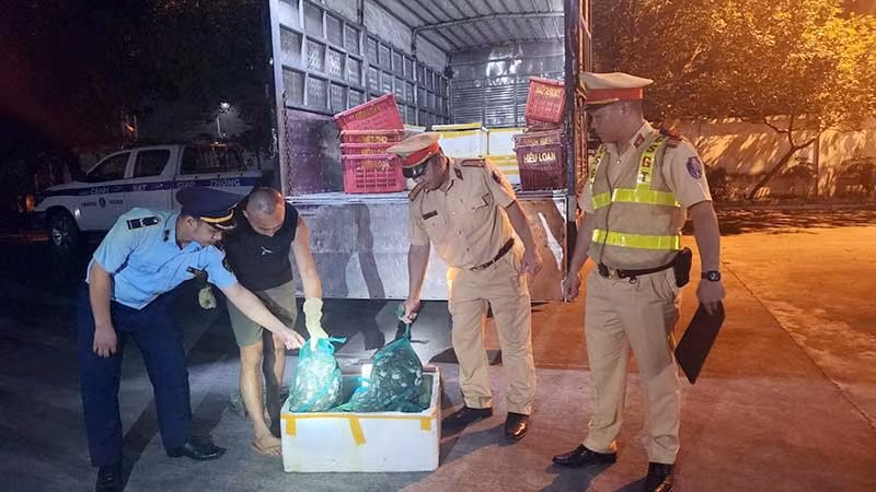 Lực lượng chức năng tỉnh Quảng Ninh phát hiện, bắt giữ vụ vận chuyển thực phẩm không rõ nguồn gốc.