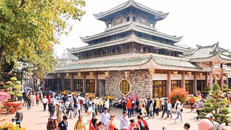 Lễ hội vía Bà Chúa Xứ núi Sam thu hút hàng triệu lượt khách tham quan mỗi năm. Lễ hội vía Bà Chúa Xứ núi Sam thu hút hàng triệu lượt khách tham quan mỗi năm.