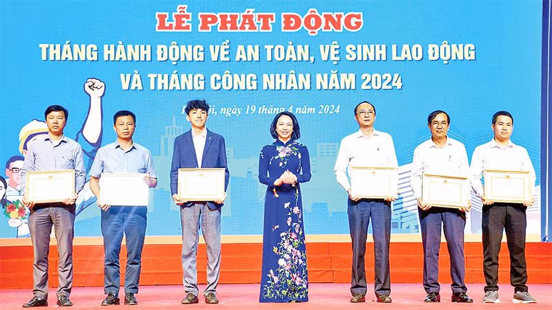 Phó Chủ tịch UBND thành phố Hà Nội Vũ Thu Hà trao khen thưởng tặng ba tập thể, ba cá nhân có thành tích trong công tác an toàn vệ sinh lao động năm 2023. (Ảnh KIM THOA)