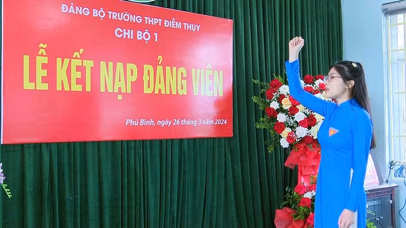 Đồng chí Ngô Thị Thanh Vân, học sinh lớp 12A1 Trường trung học phổ thông Điềm Thụy, huyện Phú Bình tuyên thệ tại lễ kết nạp Đảng.