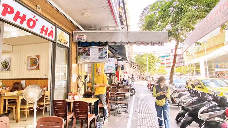 Một tuyến đường trên địa bàn Quận 1 đang áp dụng thu phí vỉa hè qua phần mềm.