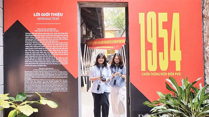 Khách tham quan trưng bày Khoảng trời mới.