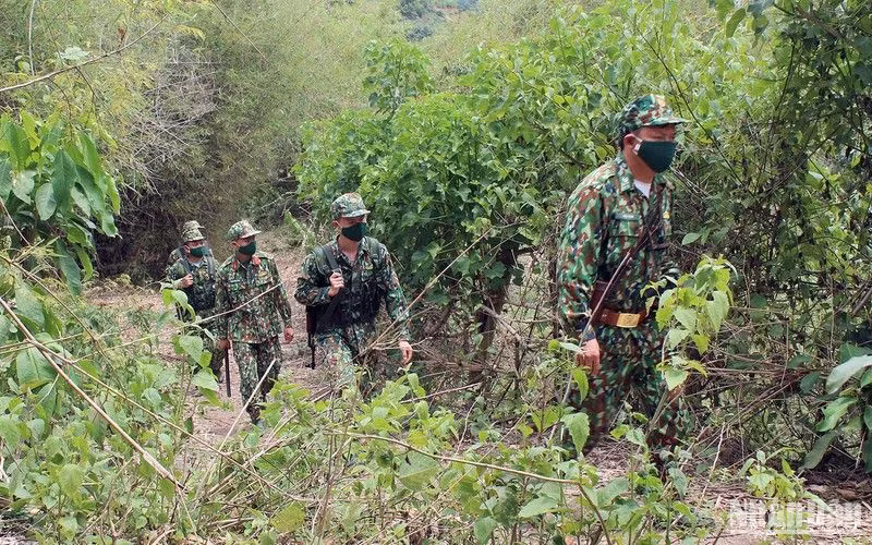 Cán bộ, chiến sĩ Bộ đội Biên phòng tỉnh Sơn La tuần tra bảo vệ biên giới. (Ảnh: NGỌC TUẤN)