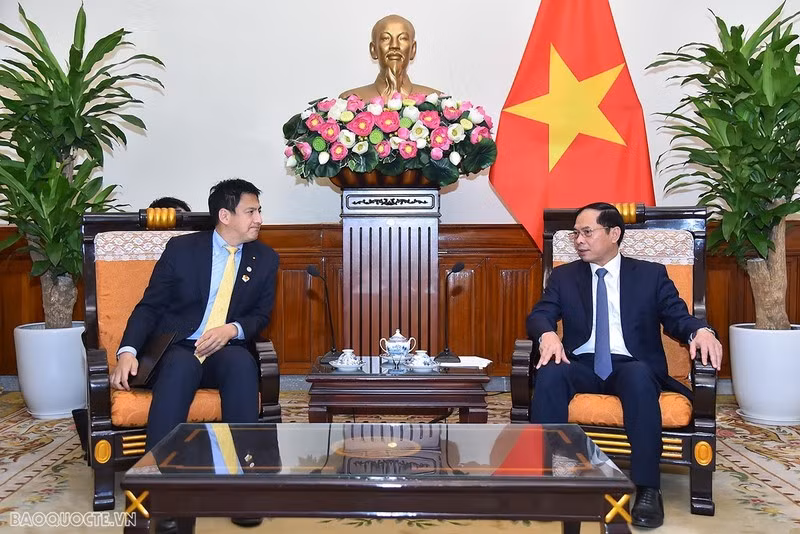 Bộ trưởng Ngoại giao Bùi Thanh Sơn tiếp Thứ trưởng Thường trực Bộ Ngoại giao Nhật Bản Takei Shunsuke. (Ảnh: baoquocte.vn) Bộ trưởng Ngoại giao Bùi Thanh Sơn tiếp Thứ trưởng Thường trực Bộ Ngoại giao Nhật Bản Takei Shunsuke. (Ảnh: baoquocte.vn)