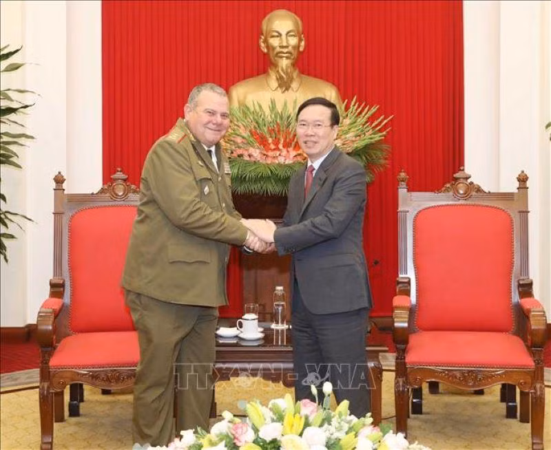 Thường trực Ban Bí thư Võ Văn Thưởng tiếp Chủ nhiệm Chính trị các lực lượng vũ trang cách mạng Cuba Víctor Rojo Ramos. (Ảnh: TTXVN)