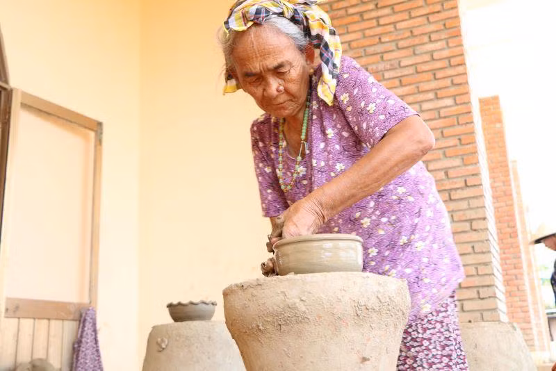 Các nghệ nhân gốm dùng chính đôi tay khéo léo của mình để tạo nên những sản phẩm tuyệt vời. 
