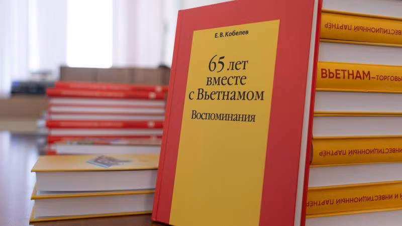 Cuốn sách “65 năm cùng Việt Nam. Những hồi ức”. (Ảnh: Thanh Thể) Cuốn sách “65 năm cùng Việt Nam. Những hồi ức”. (Ảnh: Thanh Thể)