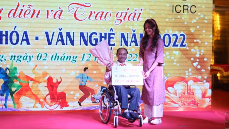 Trao tặng 100 dụng cụ chỉnh hình cho người khuyết tật.