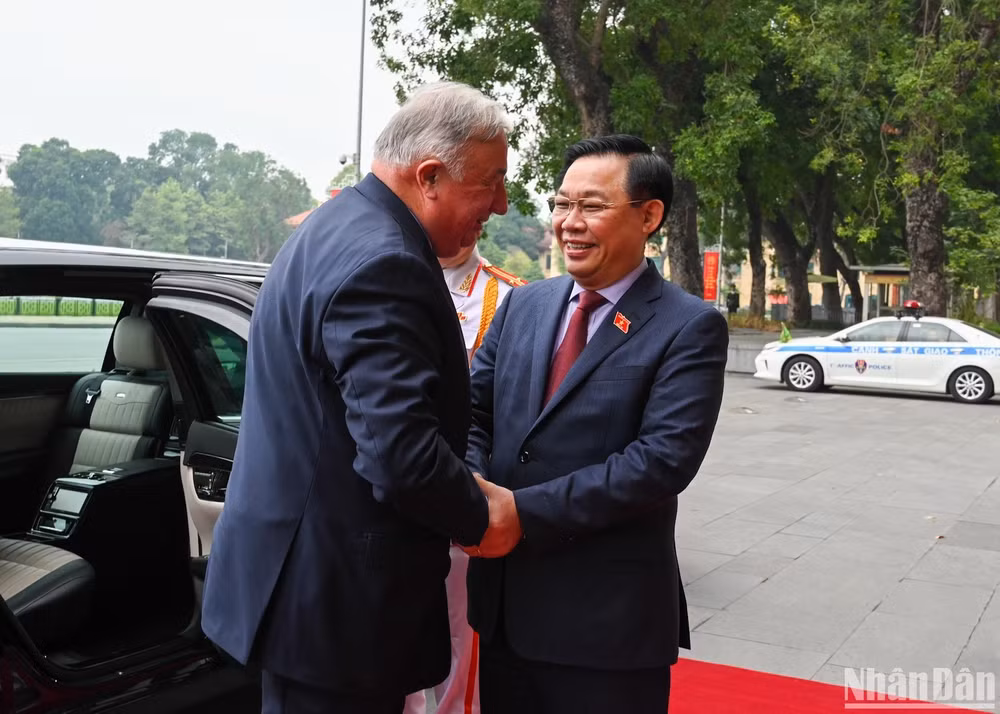 Chủ tịch Quốc hội Vương Đình Huệ nồng nhiệt chào đón Chủ tịch Thượng viện Cộng hòa Pháp Gérard Larcher thăm chính thức Việt Nam.
