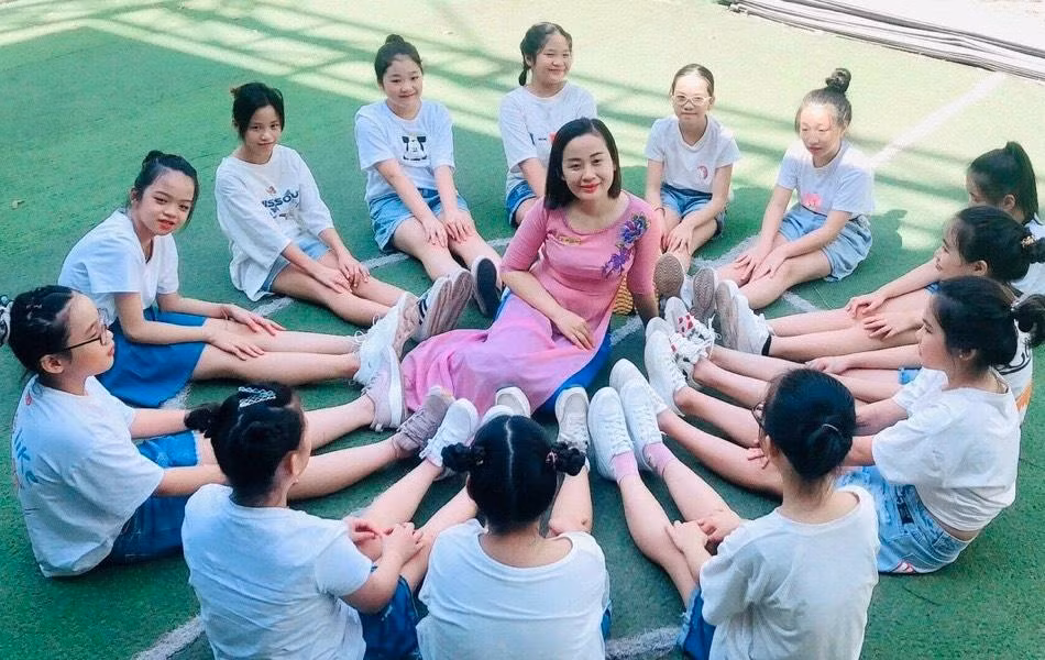 Cô giáo Trần Thị Mai Trang và học sinh Cô giáo Trần Thị Mai Trang và học sinh