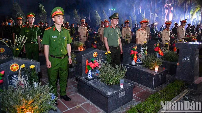 Lễ thắp nến tri ân các Anh hùng liệt sĩ cấp Trung ương nhân dịp kỷ niệm 76 năm Ngày Thương binh-Liệt sĩ, ngày 26/7/2023, tại Nghĩa trang Liệt sĩ thành phố Hà Nội. (Ảnh: THÀNH ĐẠT)