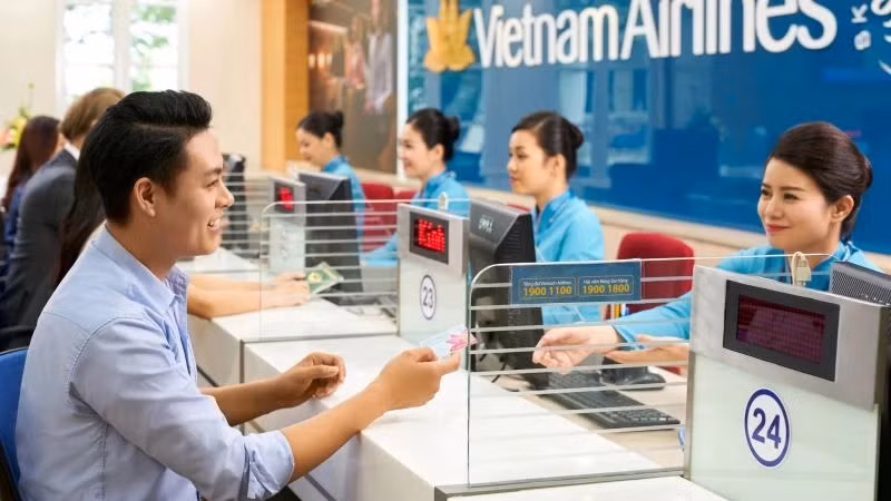 Giao dịch tại quầy dịch vụ của Vietnam Airlines. (Ảnh: nhandan.vn)