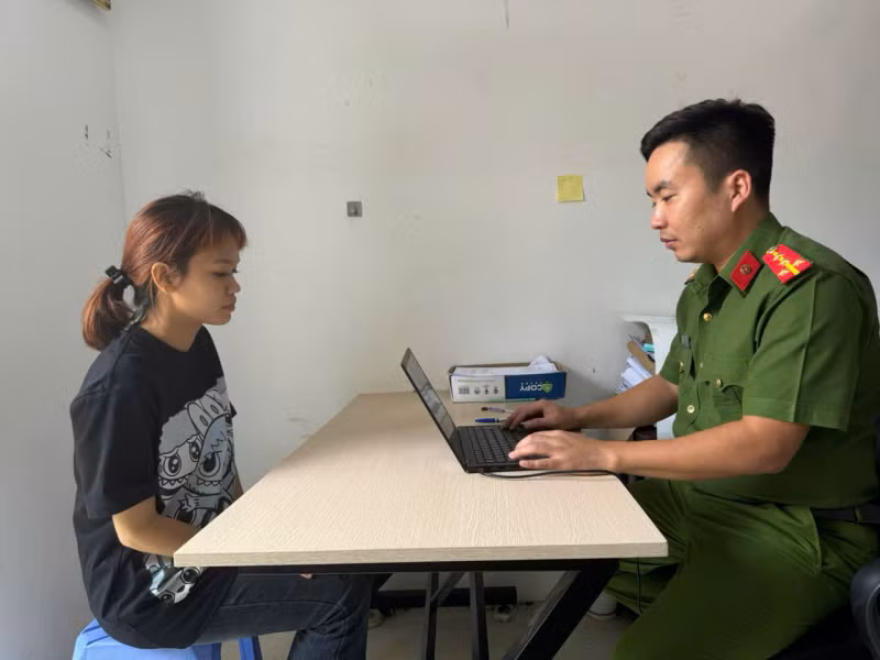 Công an thành phố Vĩnh Yên lấy lời khai của đối tượng.