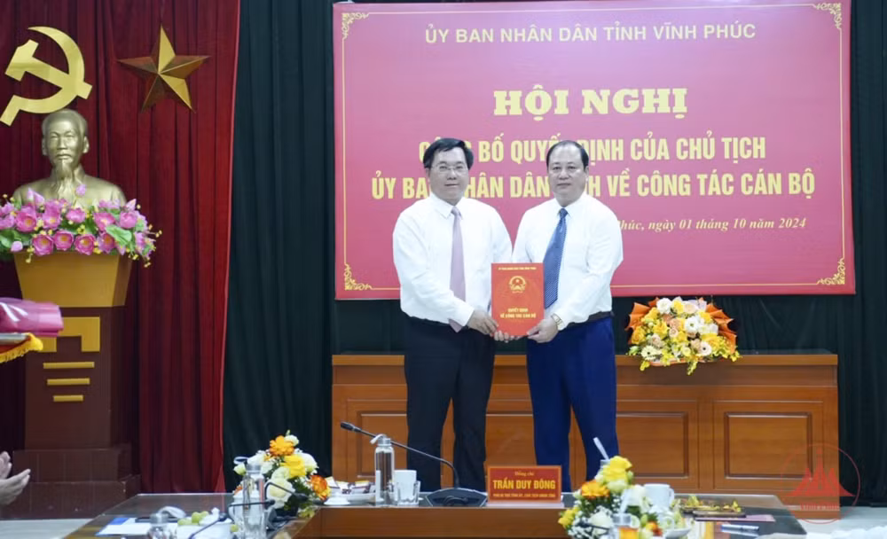 Chủ tịch Ủy ban nhân dân tỉnh Trần Duy Đông trao quyết định bổ nhiệm đồng chí Hoàng Long Biên (bên phải) giữ chức Giám đốc Sở Giao thông vận tải.